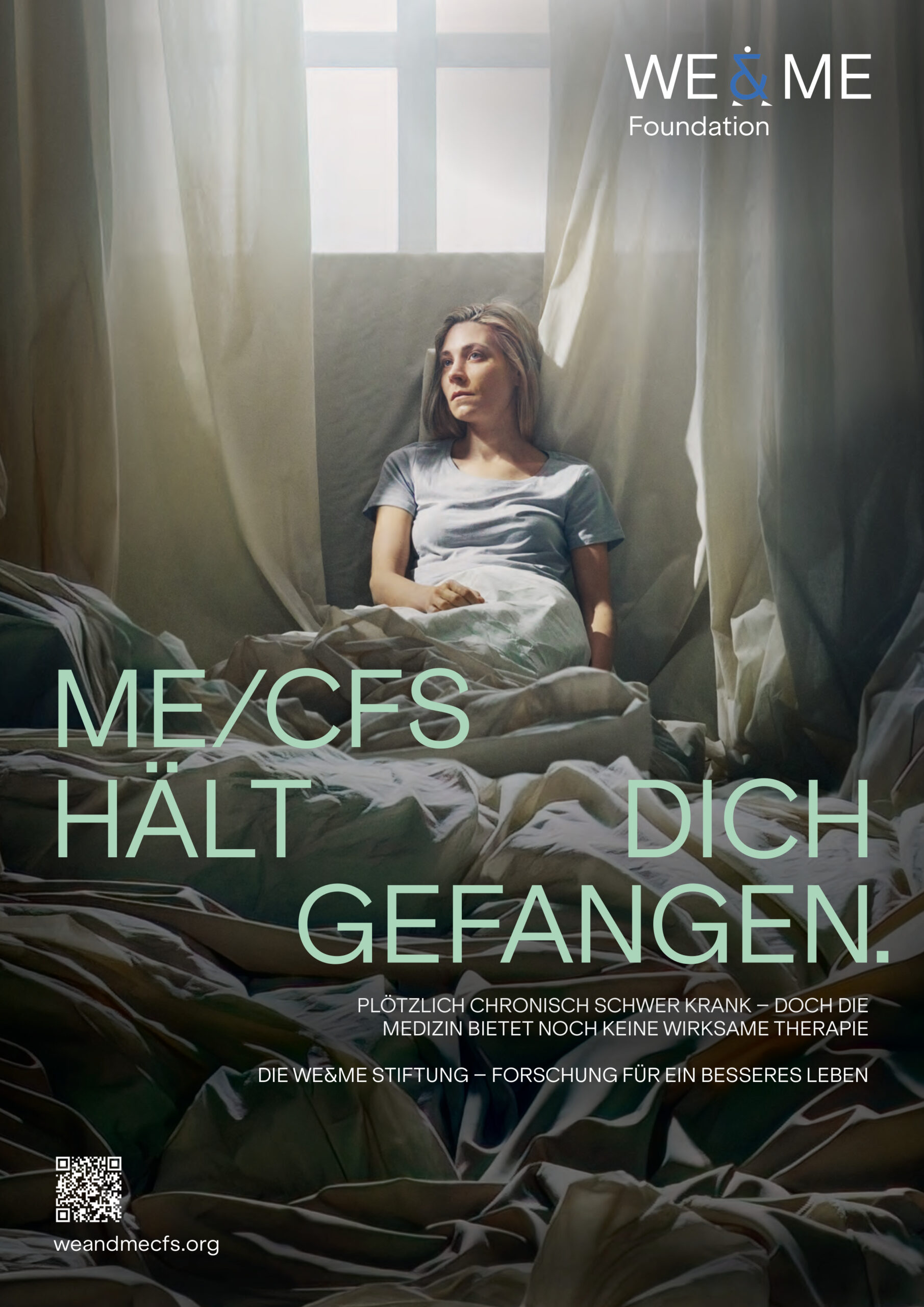 Eine Frau sitzt auf einem Bett und schaut mit trauriger Miene aus dem Fenster. Der Text über dem Bild lautet: ME/CFS hält dich gefangen. Informationen über die WE&ME Foundation und die ME/CFS-Forschung erscheinen am unteren Rand des Bildes.