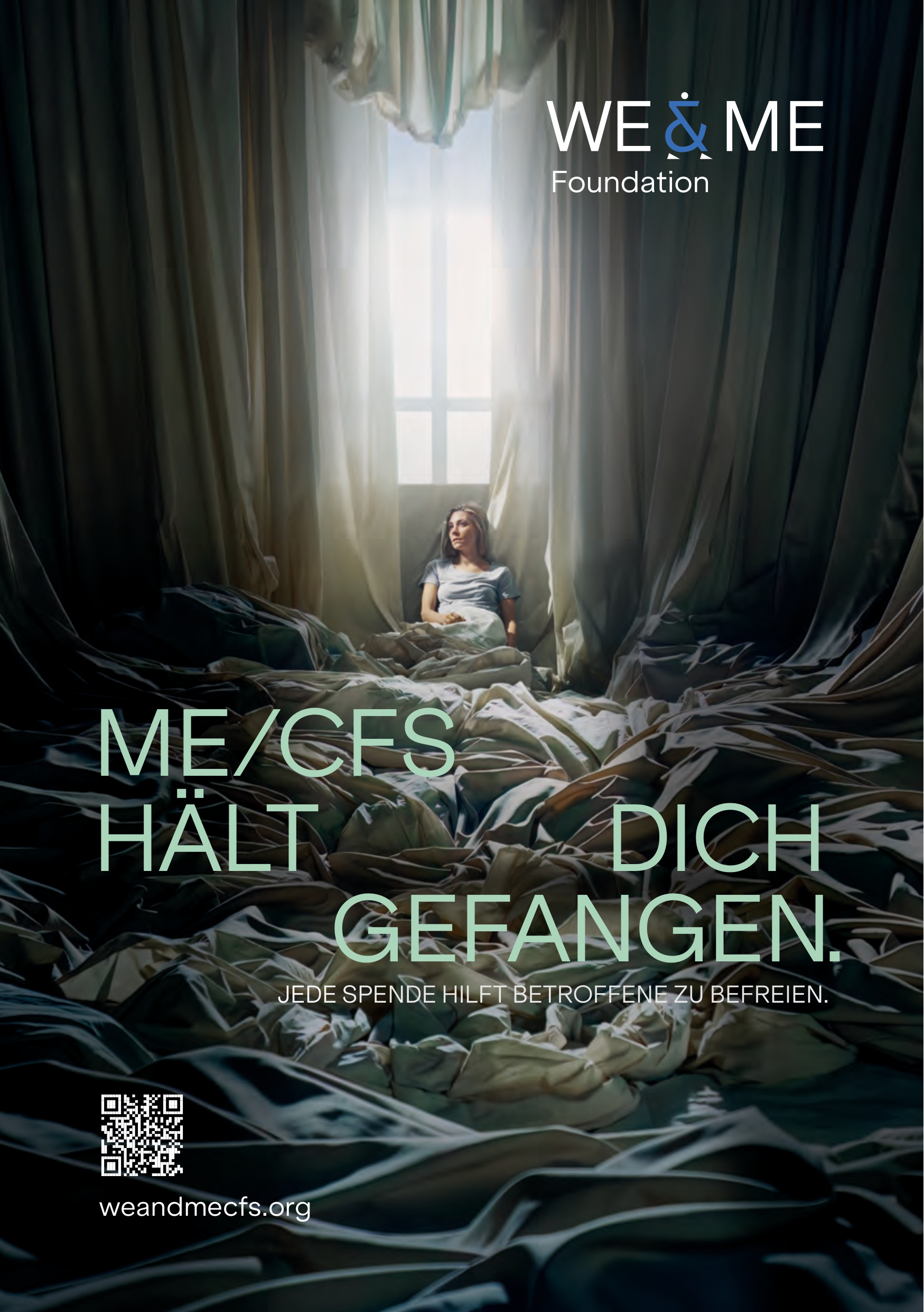 Eine Frau liegt im Bett in einem schwach beleuchteten Raum, umgeben von schweren, drapierten Laken. Der Text über dem Bild ist auf Deutsch und wirbt für die WE&ME Foundation und die Unterstützung von ME/CFS-Patienten.