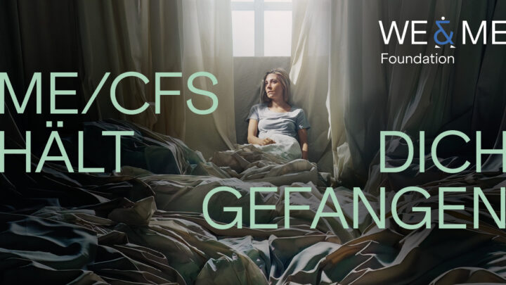 Eine Frau sitzt auf einem Bett in einem schwach beleuchteten Raum mit unordentlichen Laken und blickt aus dem Fenster. Ein großer deutscher Text lautet: ME/CFS hält dich gefangen. Über ihr erscheint das WE & ME Foundation-Logo oben rechts.