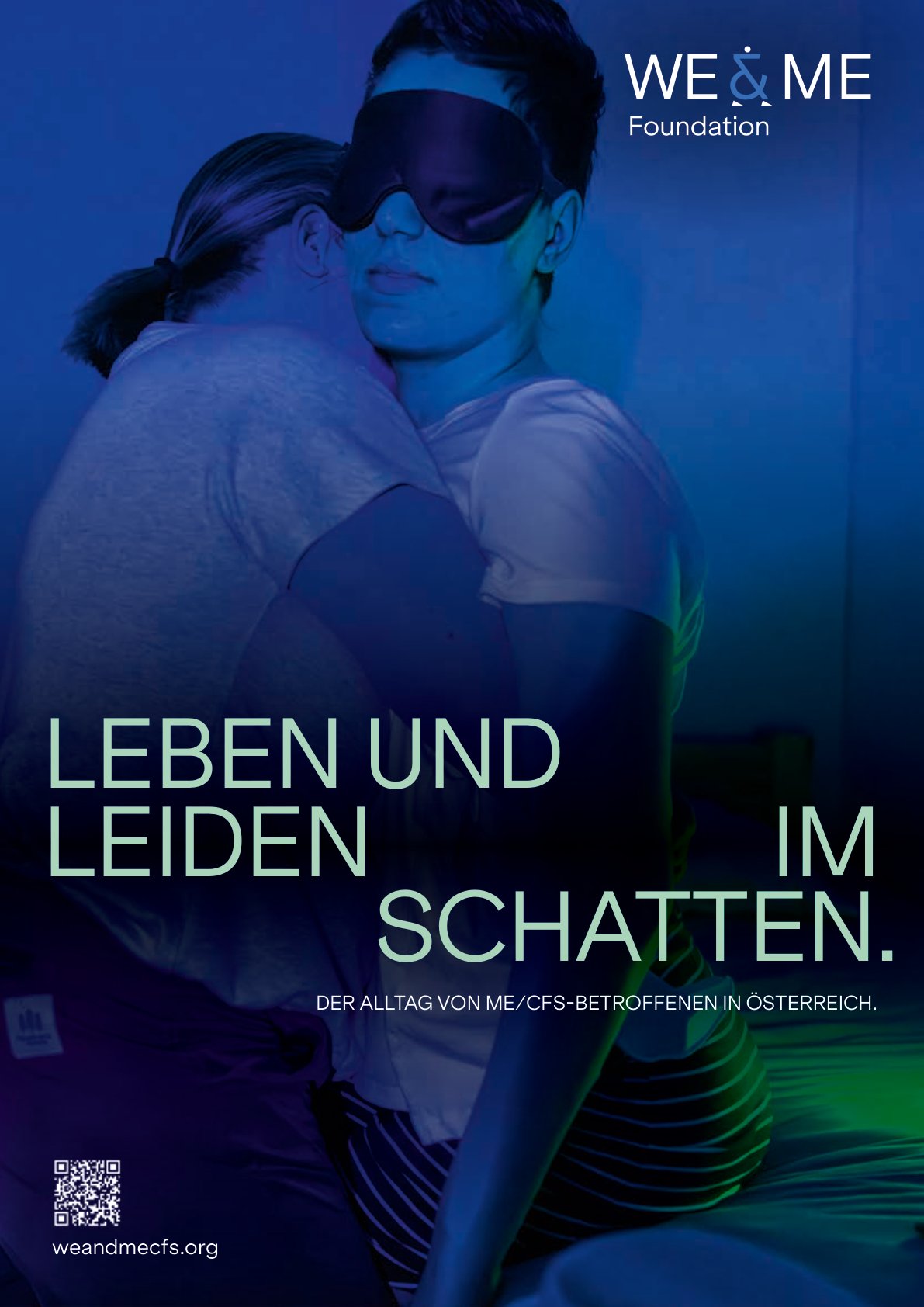 Eine Person, die eine Augenmaske trägt, sitzt auf einem Bett und wird von einer anderen Person umarmt. Die Beleuchtung ist schummrig und blau. Der deutsche Text über dem Bild lautet: "Leben und Leiden im Schatten" und verweist auf ME/CFS in Österreich.