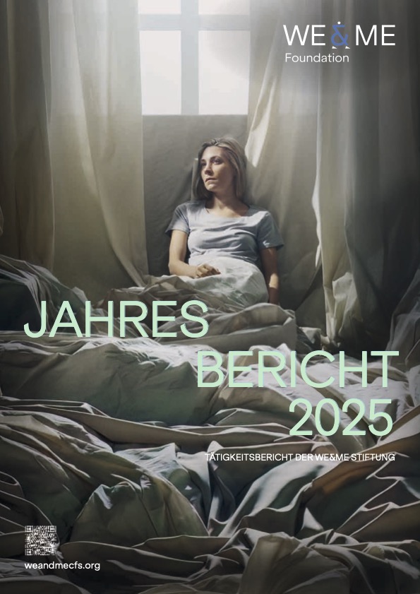 A woman sits upright in bed surrounded by rumpled sheets, gazing thoughtfully out of a window. Overlaid text reads: Jahresbericht 2025. Tätigkeitsbericht der WE&ME Stiftung. weandmecfs.org.