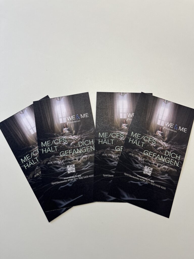Four black flyers are fanned out on a white surface. The flyers show a dimly lit room with a person sitting on a bed, with German text such as WIR &amp; ICH, ME/CFS HÄLT DICH GEFANGEN and a QR code. 