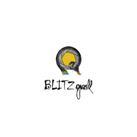 Ein stilisierter Pinguin beugt sich über ein gelbes Sechseck und bildet den Buchstaben Q. Darunter steht BLITZgnash in einer verspielten, unregelmäßigen Schrift. Der Hintergrund ist weiß.