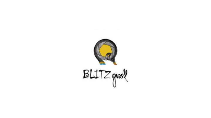Ein stilisierter Pinguin beugt sich über ein gelbes Sechseck und bildet den Buchstaben Q. Darunter steht BLITZgnash in einer verspielten, unregelmäßigen Schrift. Der Hintergrund ist weiß.