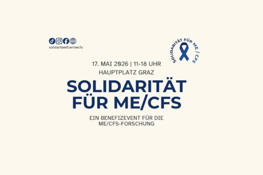 Veranstaltungsplakat mit blauem Text in Deutsch: Solidarität für ME/CFS und Details für eine Wohltätigkeitsveranstaltung am 17. Mai 2026, 11-18 Uhr, Hauptplatz Graz. Mit blauem Band-Logo und Social-Media-Icons im oberen Bereich.