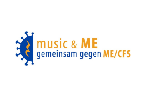 Logo mit einer blauen stilisierten Virusform mit einer gelben Musiknote. Auf der rechten Seite steht der Text "music & ME gemeinsam gegen ME/CFS", wobei ME und ME/CFS gelb und der Rest blau auf weißem Hintergrund hervorgehoben sind.