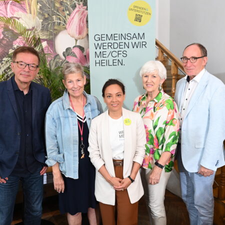Fünf Personen stehen bei einer Presseveranstaltung zum Thema ME/CFS in Österreich gemeinsam in einem Raum: Vier ehemalige Minister unterstützen die Petition zum PAIS-Aktionsplan. Hinter ihnen ist ein grünes Transparent mit der Aufschrift „Gemeinsam werden wir ME/CFS heilen“ zu sehen, auf dem auch ein QR-Code zu erkennen ist.