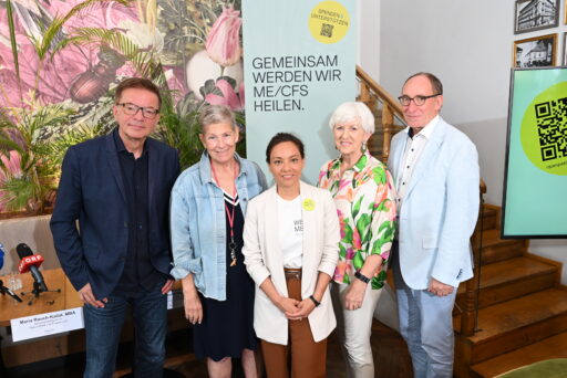 Image of Fünf Personen stehen bei einer Presseveranstaltung zum Thema ME/CFS in Österreich gemeinsam in einem Raum: Vier ehemalige Minister unterstützen die Petition zum PAIS-Aktionsplan. Hinter ihnen ist ein grünes Transparent mit der Aufschrift „Gemeinsam werden wir ME/CFS heilen“ zu sehen, auf dem auch ein QR-Code zu erkennen ist.