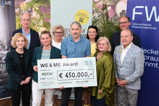 Nine people are standing together at Ströck Feierabend on Burggasse, smiling and posing with a large check for over 450,000 € for the “WE&ME Award” to benefit ME/CFS, surrounded by WE & ME and FWF banners. From left to right: Minister of Science Eva-Maria Holzleitner, Oswald Wagner (MedUni Vienna), Kathryn Hoffmann (MedUni Vienna), Sabine Seidler (alpha+ Foundation), Matthias Wielscher (MedUni Vienna), Ursula Jakubek (FWF), Gabriele and Gerhard Ströck (WE&ME Foundation), Christoph Binder (FWF).